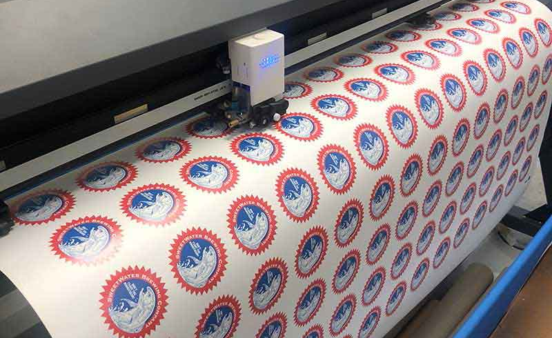 Kỹ thuật cắt nửa của dịch vụ in decal Quận 10 đảm bảo chuyên nghiệp.