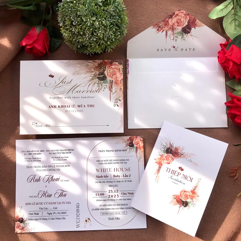 Chất liệu giấy cao cấp, giúp thiệp cưới thêm phần sang trọng
