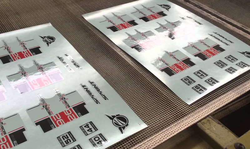 Keo định vị giúp quá trình in decal Gò Vấp diễn ra thuận lợi hơn.