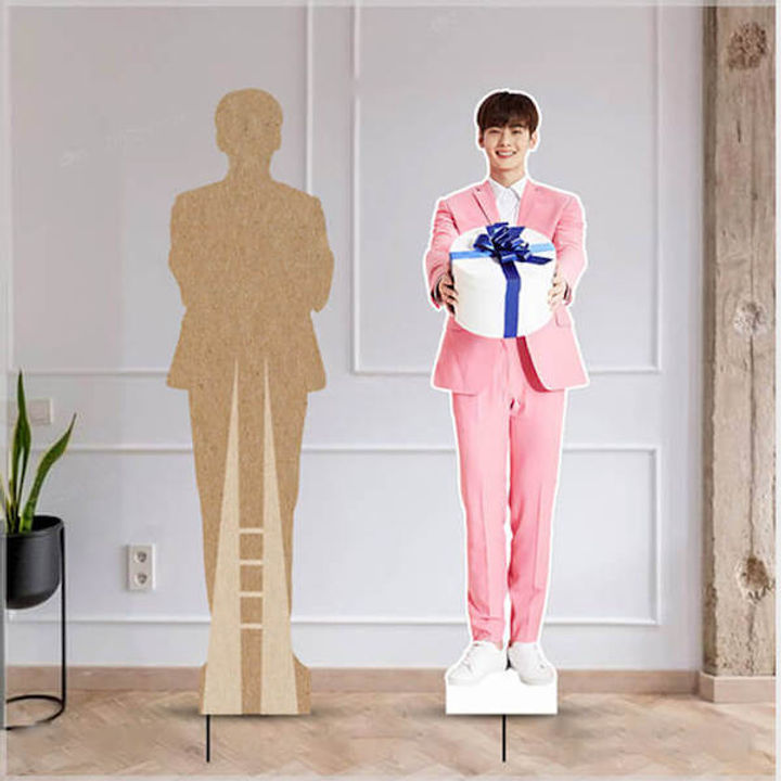Với thiết kế đơn giản nhưng hiệu quả, standee hình người trở thành công cụ quảng cáo tuyệt vời cho mọi sự kiện