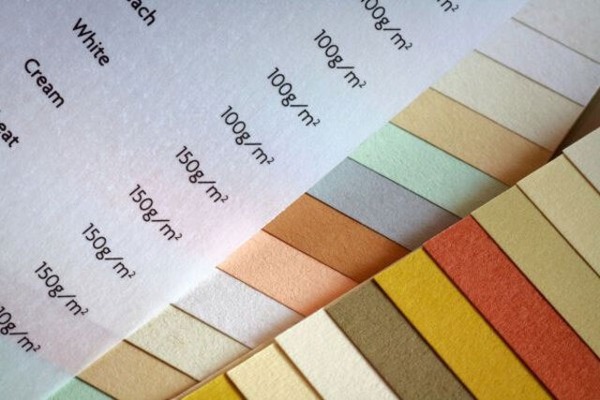 Định lượng giấy quyết định đến độ bền của menu tờ rơi