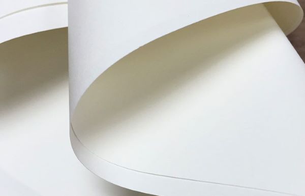 Giấy Bristol là loại giấy bìa không có lớp phủ, bề mặt mịn màng