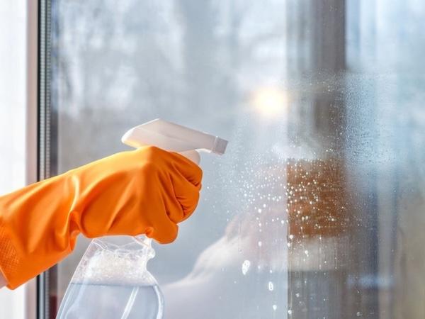 Làm mềm decal trước khi dán giúp dễ dàng thao tác và tránh nhăn