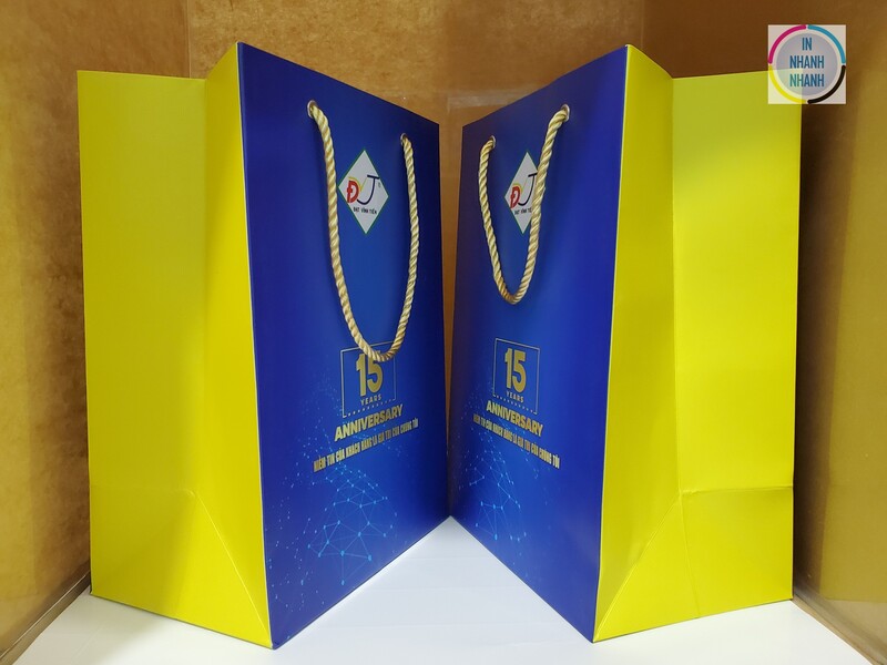 Mẫu túi giấy kỷ niệm 15 năm với thiết kế sang trọng, gam màu xanh – vàng nổi bật
