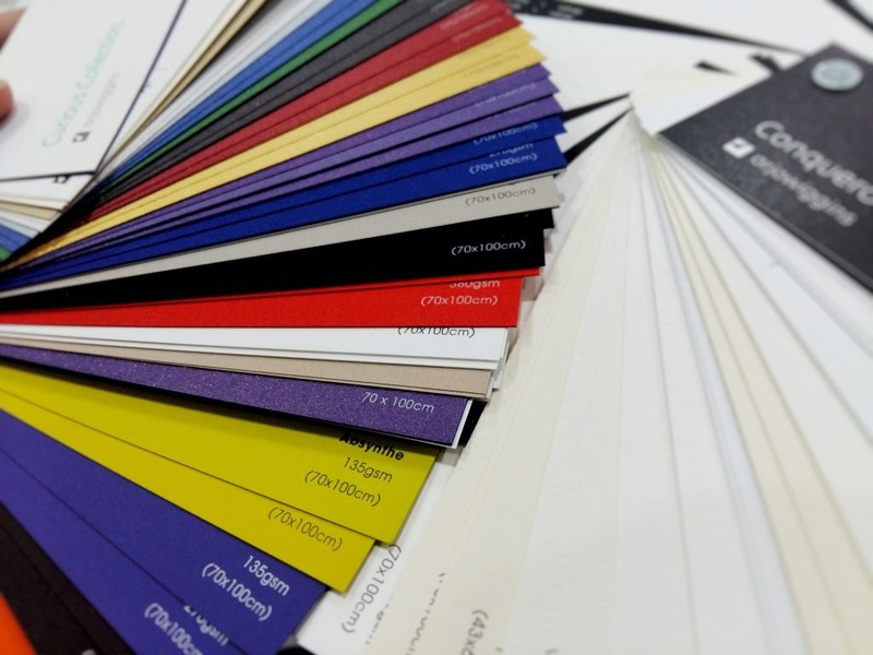 Doanh nghiệp cần lựa chọn chất liệu giấy in thiệp phù hợp