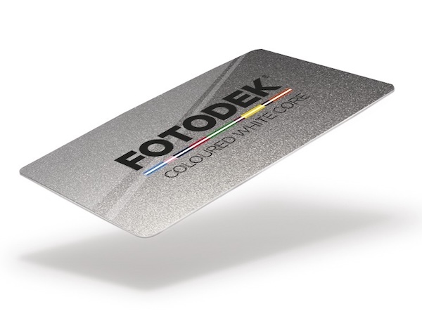 Thẻ nhựa ép nhũ mang lại cảm giác cao cấp, lý tưởng cho các thương hiệu