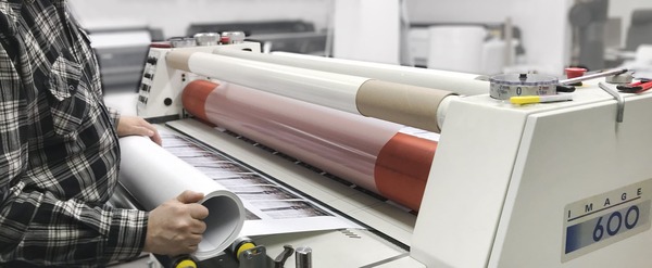 Cán màng là công đoạn quan trọng để bảo vệ bề mặt voucher nha khoa