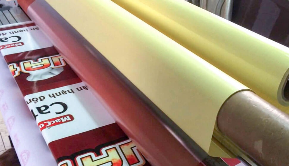 Giấy PP có độ bền khá cao căng bóng, màu sắc bắt mắt thích hợp với những sự kiện lớn 