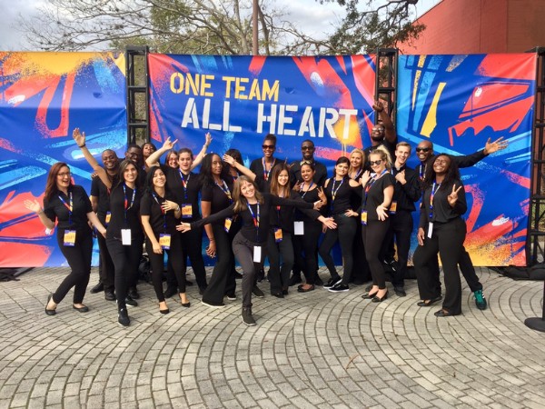 Thẻ được thiết kế đồng bộ, in kèm logo thương hiệu