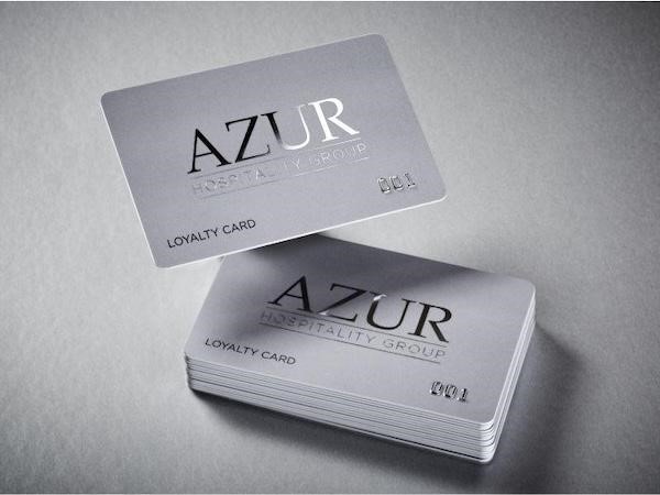 Từng đường nhũ ánh kim được in sắc nét, tăng giá trị thẩm mỹ cho thẻ nhựa