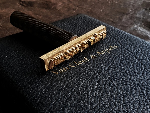 In ép kim trên bìa menu