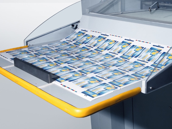 Flatbed Die Cut dễ thay đổi khuôn và linh hoạt trong việc xử lý các thiết kế phức tạp