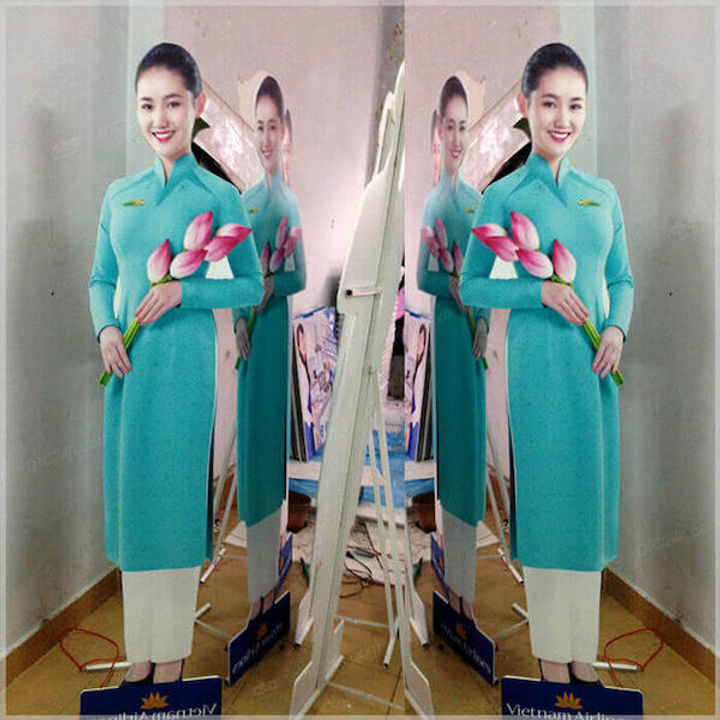 Khung kim loại chắc chắn nhưng nhẹ, giúp standee hình người dễ dàng di chuyển và vững vàng ở mọi vị trí.