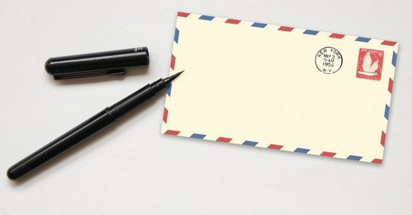 Phong bì có dán tem được làm từ nhiều loại giấy khác nhau