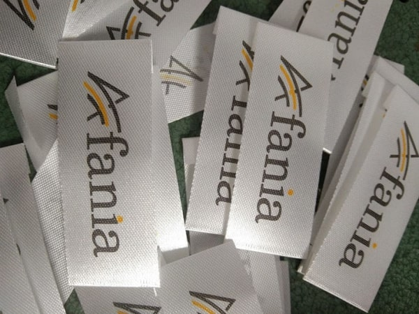 Mác gắn cổ áo thiết kế đơn giản hiện đại