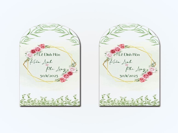Thiết kế nhãn chai nước đám cưới mang phong cách lãng mạn, với hoa văn nhẹ nhàng