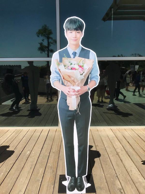Dễ dàng tạo dựng hình ảnh thương hiệu ấn tượng với standee mô hình người