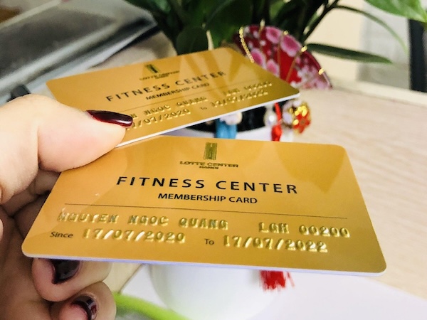 Thẻ nhân viên dập nổi thể hiện sự chuyên nghiệp và nhất quán trong hình ảnh doanh nghiệp