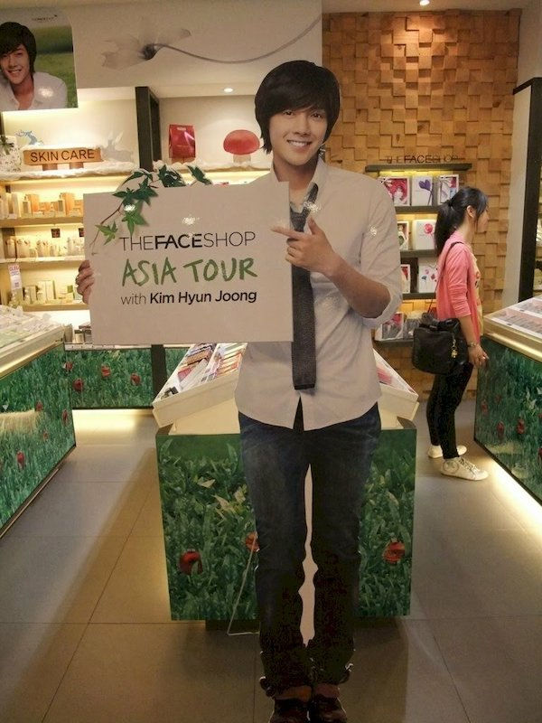 Standee hình người là lựa chọn chân thực và ấn tượng
