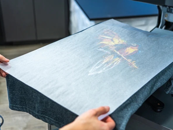 Công đoạn ép giấy in chuyển nhiệt lên sản phẩm