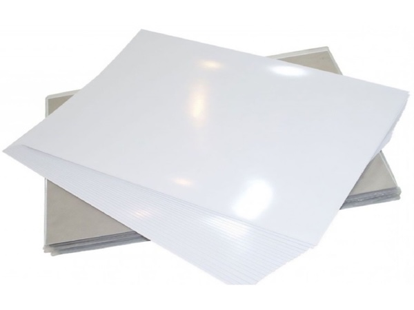 Giấy Decal là loại giấy có sẵn lớp keo, chỉ cần bóc và dán, rất tiện lợi