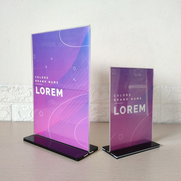 Standee mica giúp hiển thị hình ảnh rõ nét, chống thấm nước hiệu quả