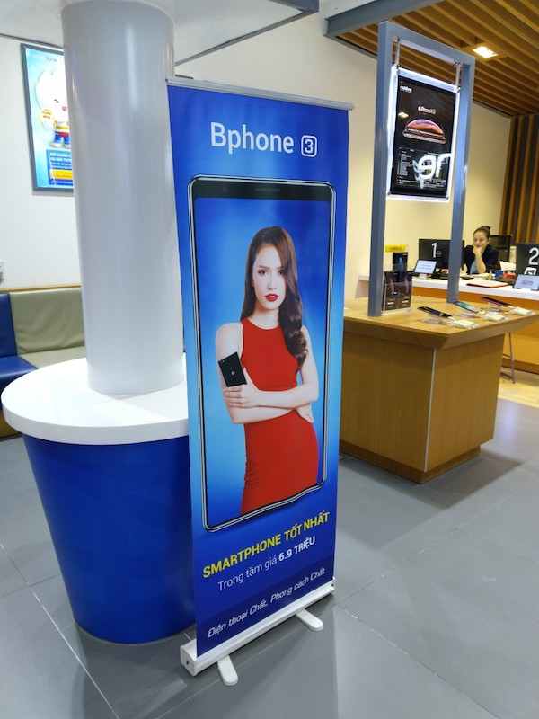 Hình ảnh thực tế standee cuốn nhựa đã hoàn thiện