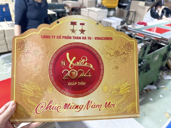 In lịch treo tường theo công nghệ in Metalize