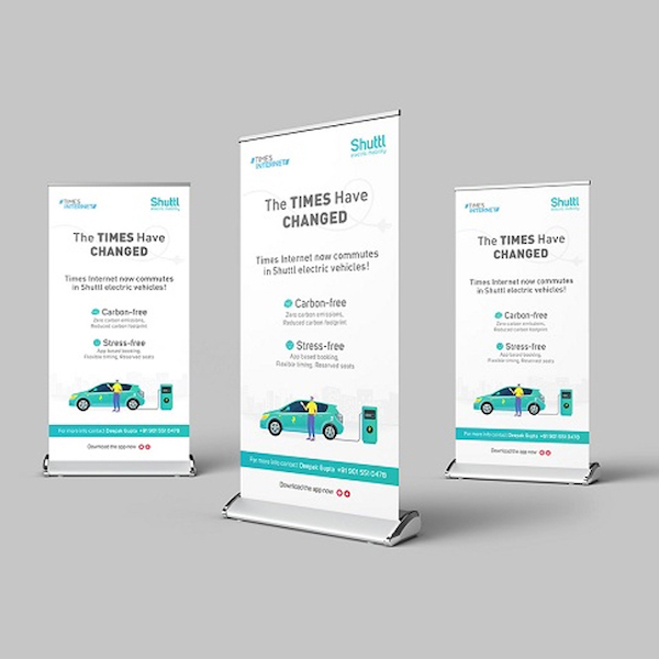 Đồng bộ thiết kế với font chữ dễ đọc và bố cục hợp lý trong standee