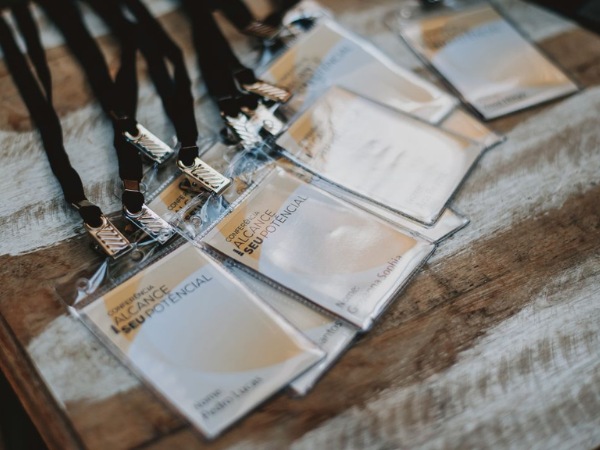 Mẫu thẻ đeo cho sự kiện bằng nhựa