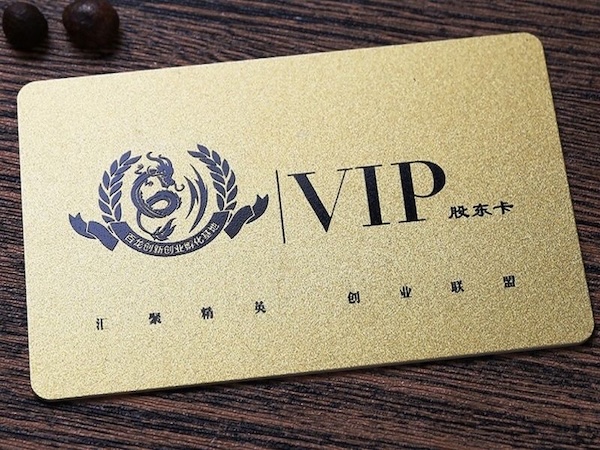Mẫu thẻ thành viên với ép nhũ lấp lánh là lựa chọn lý tưởng cho các thương hiệu cao cấp