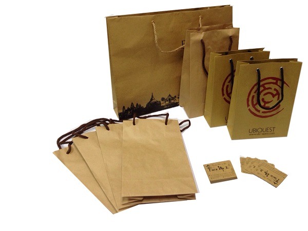 Túi giấy Kraft có quai xách được thiết kế đơn giản