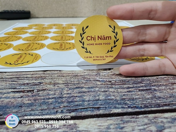 Mẫu sticker được sử dụng để dán bao bì đồ ăn vặt