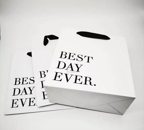 Túi kraft trắng quai băng đen đựng quần áo in thông điệp tích cực