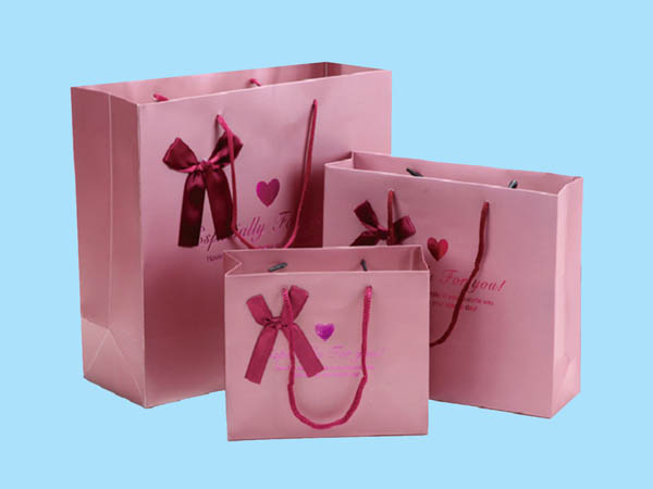 Mẫu thiết kế túi giấy với màu hồng nữ tính dùng để đựng mỹ phẩm làm quà tặng