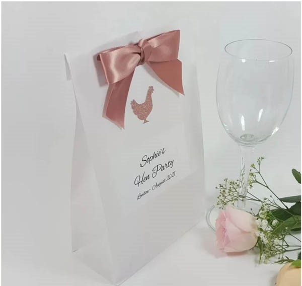 Túi làm từ giấy kraft trắng không quai, dán nơ