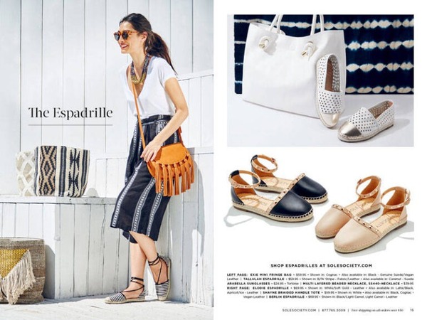 Mỗi sản phẩm thời trang được minh họa chi tiết trong cuốn Catalogue