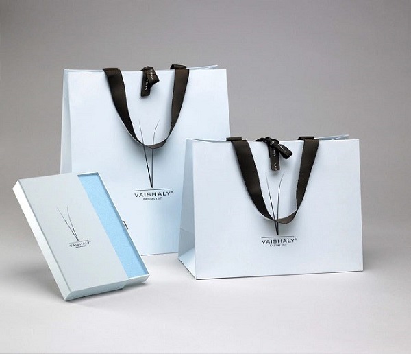 Nên chọn túi giấy đựng quà có thiết kế phù hợp với món quà