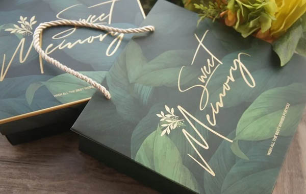 Mẫu túi giấy đựng mỹ phẩm nền lá cây xanh mát cùng thiết kế viền ép kim sang trọng