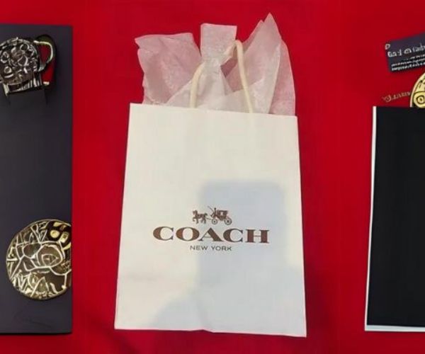 &nbsp;Mẫu túi giấy Coach trắng