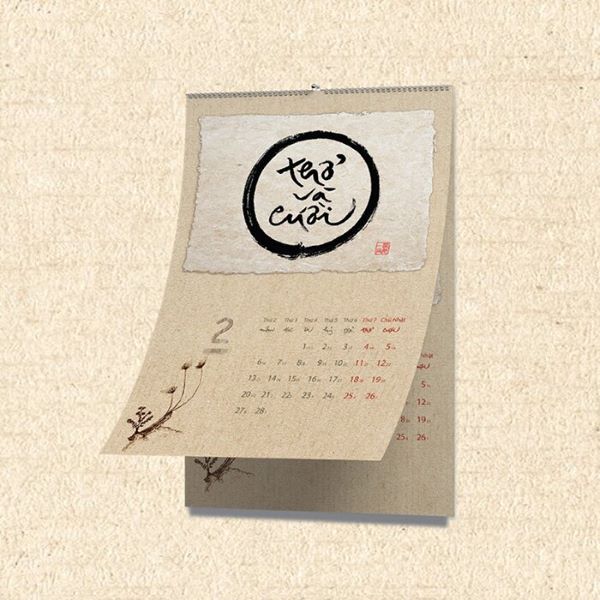 Lịch treo có chữ thư pháp