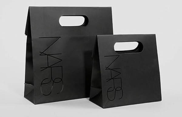 Túi giấy mỹ phẩm với màu đen chữ in bóng của thương hiệu Nars