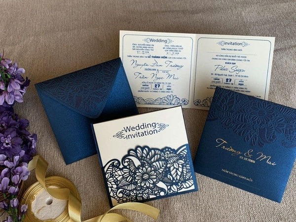 Mẫu thiệp cưới có kích thước vuông thông dụng