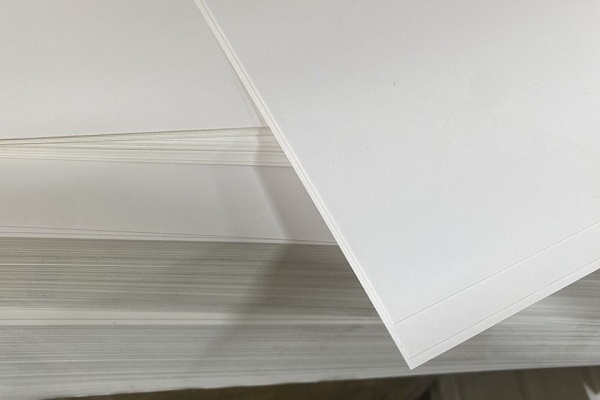Giấy Ivory với bề mặt sáng bóng, độ bền cao và khả năng bám màu vượt trội