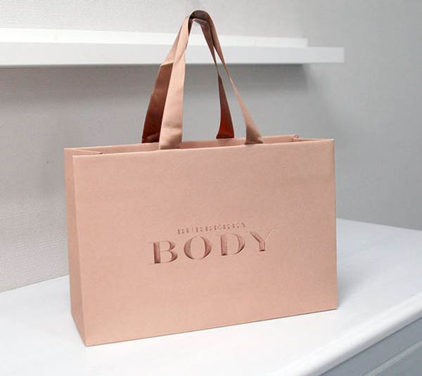 Túi đựng quần áo màu hồng nữ tính với thiết kế in nổi sang trọng