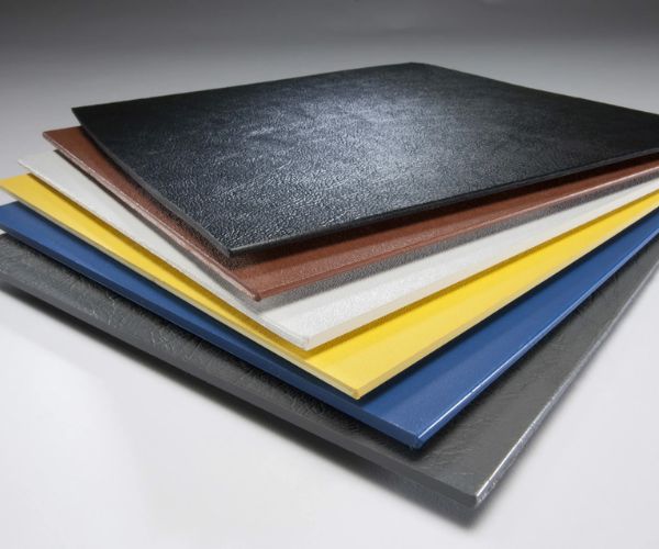 Các chất liệu in card visit công ty bao gồm giấy Couche, giấy mỹ thuật và giấy nhựa Plastic