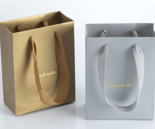 Túi giấy Ivory làm từ chất liệu giấy Ivory dày dặn và có độ bền cao