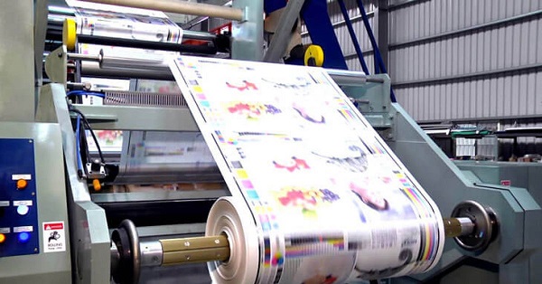 In Flexo là phương pháp in trực tiếp mực in được truyền từ máng mực qua cuộn Anilox đến khuôn in khắc nổi rồi ép lên bề mặt in