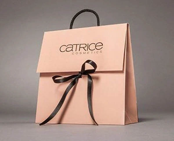 Thiết kế túi giấy đựng mỹ phẩm hồng trang nhã, nữ tính, tinh tế