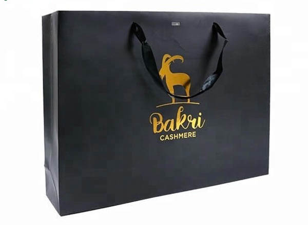 Áp dụng gia công sau in giúp túi giấy dùng đựng quần áo trở nên nổi bật hơn